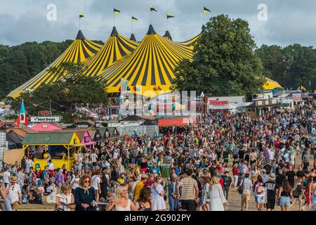 Henham Park, Suffolk, Regno Unito. 23 luglio 2021. Ritorno della folla: Il Latitude Festival 2021, Henham Park. Suffolk, torna come un evento di test covid dopo un anno di distanza a causa della pandemia. Credit: Guy Bell/Alamy Live News Foto Stock