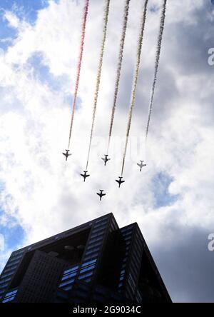 Tokyo, Giappone. 23 luglio 2021. Il team di aeronautica della forza di autodifesa aerea giapponese Blue Impulse sorvola l'edificio governativo di Tokyo venerdì, giorno della cerimonia di apertura dei giochi olimpici. (Credit Image: © Ramiro Agustin Vargas Tabares/ZUMA Press Wire) Foto Stock