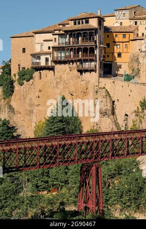 Casa Colgada o Hanging Houses, che ora ospita il Museo di arte astratta spagnola e il ponte di El Saint Pablo nel fiume Huecar, Cuenca città, la Mancha Spagna Foto Stock