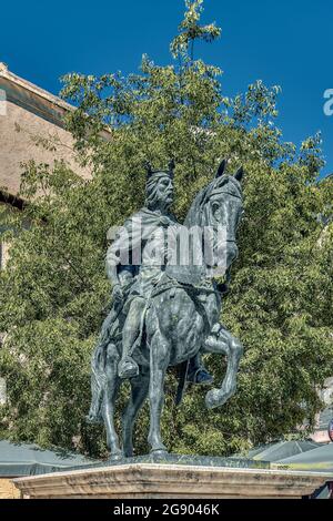 Scultura di Re Alfonso VIII in bronzo, alta tre metri su un piedistallo in pietra, di Javier Barrios nella città di Cuenca, Castiglia la Mancha, Spagna Foto Stock