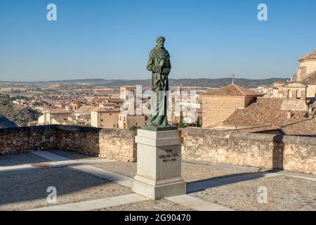 Scultura di Fray Luis de Leon realizzata in bronzo dallo scultore Javier Barrios e la chiesa di San Pedro sullo sfondo. Cuenca, Castilla la Mancha, Spagna Foto Stock