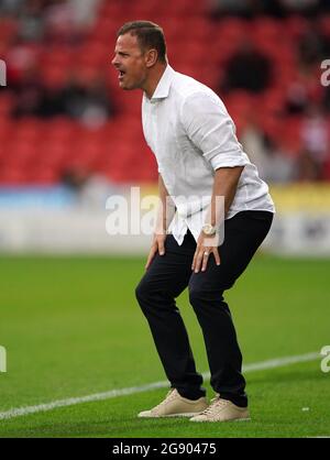 Il manager Richie Wellens di Doncaster Rovers gioca sulla linea di contatto durante la partita pre-stagione amichevole al Keepmoat Stadium, Doncaster. Data immagine: Venerdì 23 luglio 2021. Foto Stock