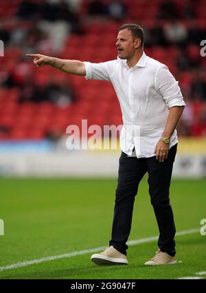 Il manager Richie Wellens di Doncaster Rovers gioca sulla linea di contatto durante la partita pre-stagione amichevole al Keepmoat Stadium, Doncaster. Data immagine: Venerdì 23 luglio 2021. Foto Stock