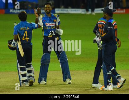 Colombo, Sri Lanka. 23 luglio 2021. Lo Sri Lanka Akila Dananjaya (L) e Ramesh Mendis celebrano la vittoria della loro squadra sull'India da tre wickets nella terza partita internazionale di cricket di un giorno (Credit Image: © Pradeep Dambarage/ZUMA Press Wire) Credit: ZUMA Press, Inc./Alamy Live News Foto Stock