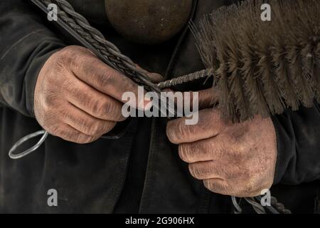 Utensili da lavoro con supporto a scopino maschio Foto Stock