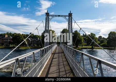 Regno Unito, Scozia, Inverness, Greig Street Bridge che attraversa il fiume Ness Foto Stock