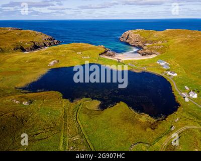 Regno Unito, Scozia, veduta aerea del Lago di Dhailbeag in estate con linea chiara di orizzonte e mare sullo sfondo Foto Stock