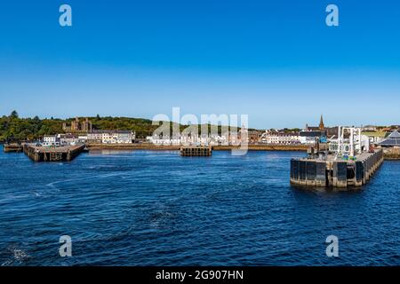 Regno Unito, Scozia, Stornoway, cielo azzurro sul porto della città costiera Foto Stock