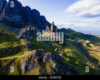 Regno Unito, Scozia, veduta aerea della formazione Old Man of Storr Foto Stock