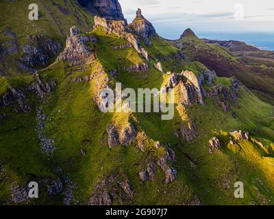 Regno Unito, Scozia, veduta aerea della cresta aspro presso la frana Quiraing Foto Stock