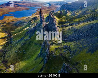 Regno Unito, Scozia, veduta aerea della formazione Old Man of Storr Foto Stock