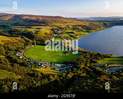 Regno Unito, Scozia, vista aerea del villaggio sulla riva di Uig Bay Foto Stock