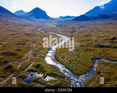 Regno Unito, Scozia, veduta aerea del fiume che si snoda attraverso la Black Cuillin Range Moor Foto Stock