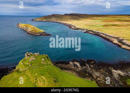 Regno Unito, Scozia, vista aerea delle rovine del castello di Duntulm e del paesaggio circostante Foto Stock