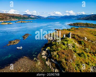 Regno Unito, Scozia, Kyleakin, veduta aerea dei resti di Caisteal Maol e del paesaggio circostante Foto Stock