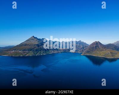 Regno Unito, Scozia, Elgol, veduta aerea di Loch Scavaig con montagne di Cuillin nero sullo sfondo Foto Stock