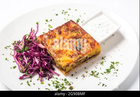 Pezzo di torta di carne con verdure e guarnire cavolo rosso Foto Stock