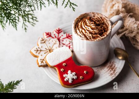 Biscotti di Natale e tazza di cioccolata calda frottolosa Foto Stock