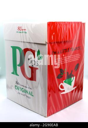 Foto di un pacchetto aperto di 80 PG Tips bustine di tè piramidale su sfondo bianco Foto Stock