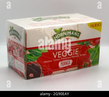 Foto di un Sellophane avvolto in bustina di Hornimans Veggie Red tè su uno sfondo bianco Foto Stock