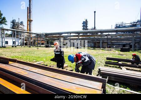 Saldatori ucraini che lavorano sul terreno di costruzione della raffineria a gas UkrGazDobycha Shebelinka 20,000 b/d nella regione di Kharkov nell'Ucraina orientale. Foto Stock