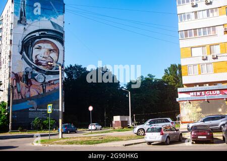 La pittura murale del 1° cosmonaut spaziale Yury Gagarin, Gagarin Ave a Kharkov, Ucraina. 450m2 ha reso l'Ucraina più grande murale in Ucraina, 2013 Foto Stock