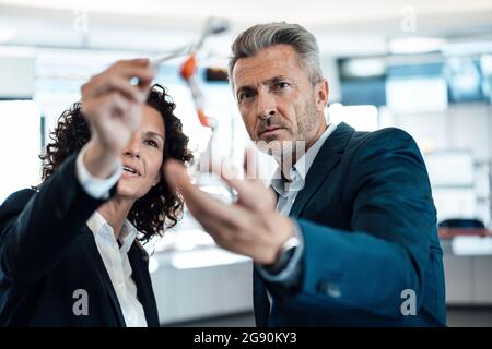 Il team di esperti controlla il modello mentre si lavora nel settore Foto Stock