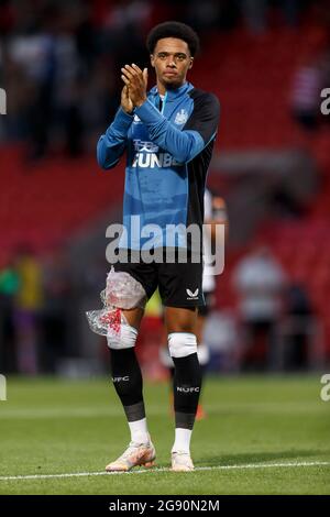 Doncaster, Regno Unito. 23 luglio 2021. Jamal Lewis of Newcastle United applaude i tifosi di Newcastle con ghiaccio sulla sua gamba dopo la partita pre-stagione amichevole tra Doncaster Rovers e Newcastle United al Keepmoat Stadium il 23 luglio 2021 a Doncaster, Inghilterra. (Foto di Daniel Chesterton/phcimages.com) Credit: PHC Images/Alamy Live News Foto Stock