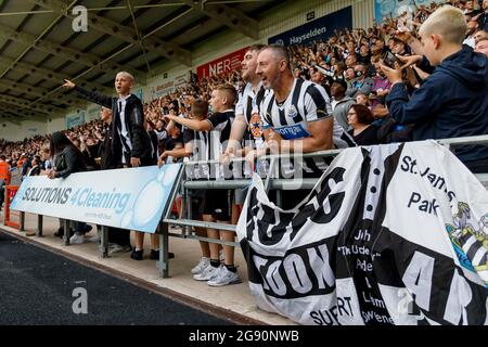 Doncaster, Regno Unito. 23 luglio 2021. Newcastle United Fans durante la partita pre-stagionale tra Doncaster Rovers e Newcastle United al Keepmoat Stadium il 23 luglio 2021 a Doncaster, Inghilterra. (Foto di Daniel Chesterton/phcimages.com) Credit: PHC Images/Alamy Live News Foto Stock