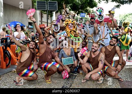 Brasile - 16 febbraio 2020: I festaioli celebrano la gioia di vivere durante il Carnevale di Rio de Janeiro, uno dei festival più rinomati del mondo Foto Stock