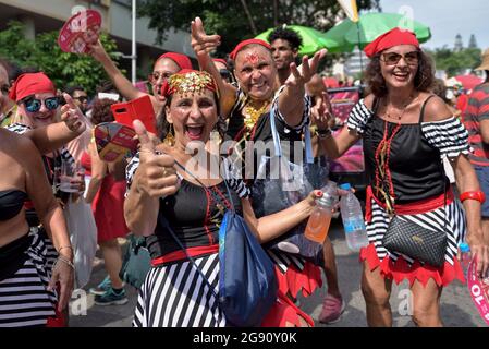 Brasile - 16 febbraio 2020: I festaioli celebrano l'inizio del Carnevale a Rio de Janeiro, uno dei festival più rinomati del mondo. Foto Stock