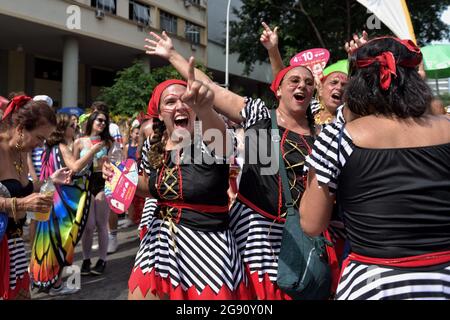 Brasile - 16 febbraio 2020: I festaioli celebrano l'inizio del Carnevale a Rio de Janeiro, uno dei festival più rinomati del mondo. Foto Stock