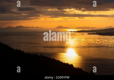 Vista de la Ría de Vigo y las Islas Cíes al atardecer. Foto Stock