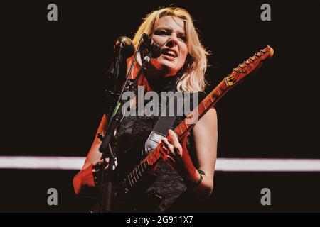 Suffolk, Regno Unito. 23 luglio 2021. Wolf Alice titolo giorno 1 di Latitude 2021 Credit: Thomas Jackson/Alamy Live News Foto Stock