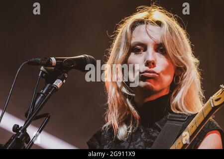 Suffolk, Regno Unito. 23 luglio 2021. Wolf Alice titolo giorno 1 di Latitude 2021 Credit: Thomas Jackson/Alamy Live News Foto Stock