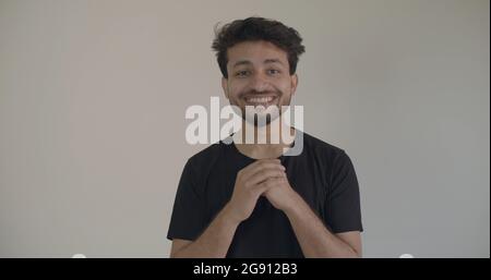 Primo piano di un giovane ragazzo indiano sorridente Foto Stock