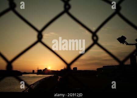 Recinzione coperta tramonto. Affacciato sul fiume Clyde, Glasgow. Estate 2021. Foto Stock