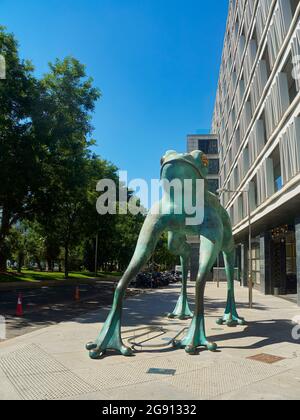 Madrid, Spagna - 12 luglio 2021. Statua di Fortune Frog (Rana de la Fortuna) di fronte al Gran Madrid Casino. Paseo de Recoleto, Madrid, Spagna. Foto Stock