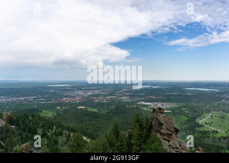 Città di Boulder Colorado in una giornata ventosa vista dal Royal Arch Foto Stock