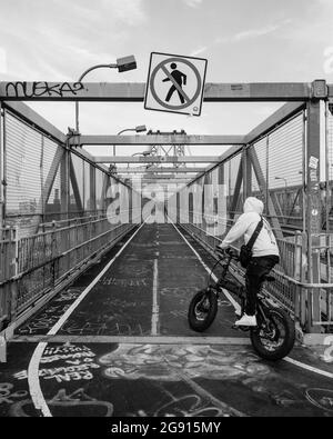 Pista ciclabile sul Williamsburg Bridge, a Brooklyn, New York City Foto Stock