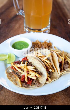 Tacos messicani con tortillas di mais. Cucina tradizionale messicana Foto Stock