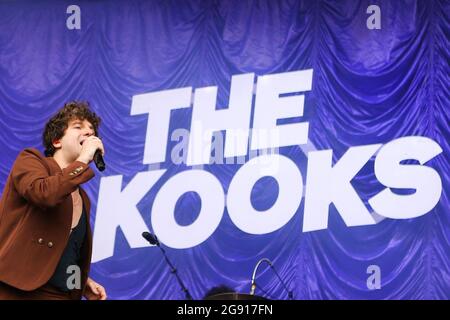 Luke Pritchard of the Kooks si esibisce sul palco principale durante il primo giorno del Tramlines Festival Foto Stock