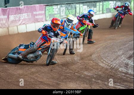 Manchester, Regno Unito. 23 luglio 2021. Connor Coles (rosso) guida Danno Verge (giallo) e ben Woodhull (blu) con Joe Alcock (bianco) dietro durante la partita della National Development League tra Belle Vue Colts e Eastbourne Seagulls al National Speedway Stadium di Manchester venerdì 23 luglio 2021. (Credit: Ian Charles | MI News) Credit: MI News & Sport /Alamy Live News Foto Stock