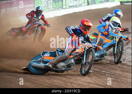 Manchester, Regno Unito. 23 luglio 2021. Connor Coles (rosso) fuori Danno Verge (giallo) e ben Woodhull (blu) con Joe Alcock (bianco) dietro durante la partita della National Development League tra Belle Vue Colts e Eastbourne Seagulls al National Speedway Stadium di Manchester venerdì 23 luglio 2021. (Credit: Ian Charles | MI News) Credit: MI News & Sport /Alamy Live News Foto Stock