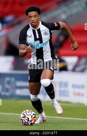 Doncaster, Regno Unito. 23 luglio 2021. Jamal Lewis di Newcastle si è Unito durante la partita pre-stagione tra Doncaster Rovers e Newcastle United al Keepmoat Stadium il 23 luglio 2021 a Doncaster, Inghilterra. (Foto di Daniel Chesterton/phcimages.com) Credit: PHC Images/Alamy Live News Foto Stock