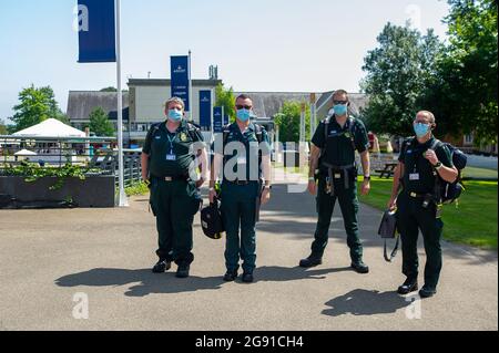 Ascot, Berkshire, Regno Unito. 23 luglio 2021. I paramedici arrivano alle gare di Ascot nelle loro maschere facciali. Credito: Maureen McLean/Alamy Foto Stock