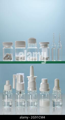 Scaffali con diverse forme di farmaci sono bianchi su sfondo blu. Foto Stock