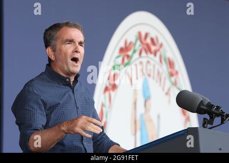 Arlington, Stati Uniti. 23 luglio 2021. Virginia Gov. Ralph Northam parla durante un evento di campagna per il candidato gubernatorial della Virginia Terry McAuliffe a Lubber Run Park, Arlington, Virginia venerdì 23 luglio 2021 a Washington, DC.(Photo by Oliver Contreras/SIPA USA) Credit: Sipa USA/Alamy Live News Foto Stock