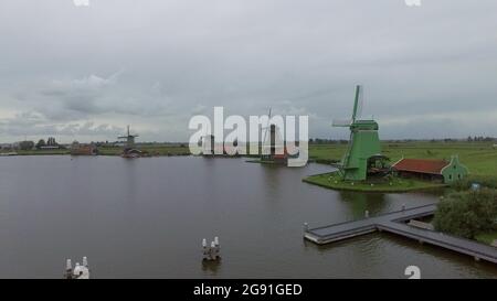 Mulini a vento Riverside e campo verde, vista aerea Foto Stock