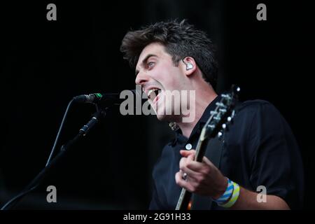 Kieran Shudall of Circa Waves si esibisce sul palco principale durante il primo giorno del Tramlines Festival Foto Stock